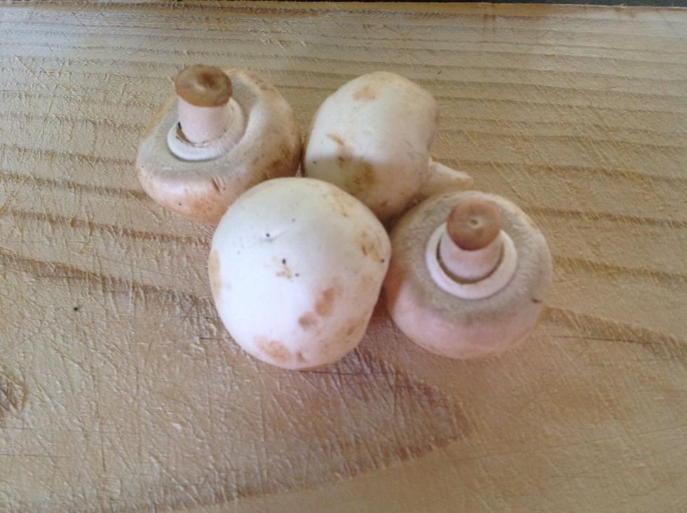 Wash and slice mushrooms 6 mushrooms for 4 people.