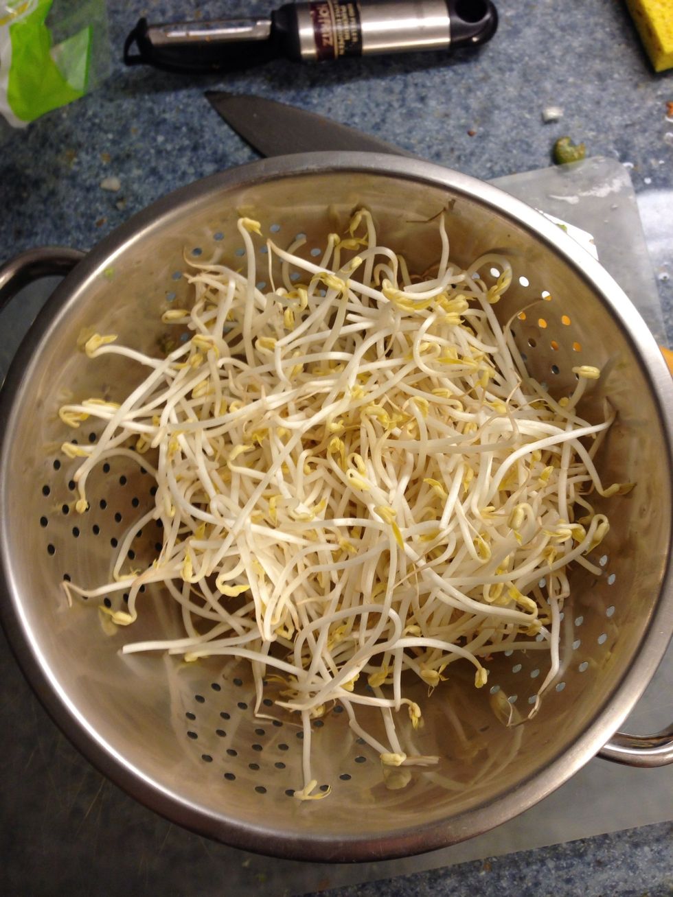 Wash bean sprouts