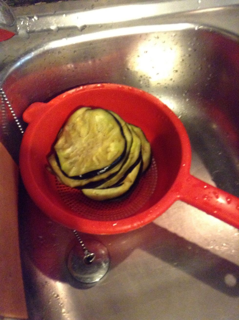 Wash carefully your eggplants with running water and wring them.