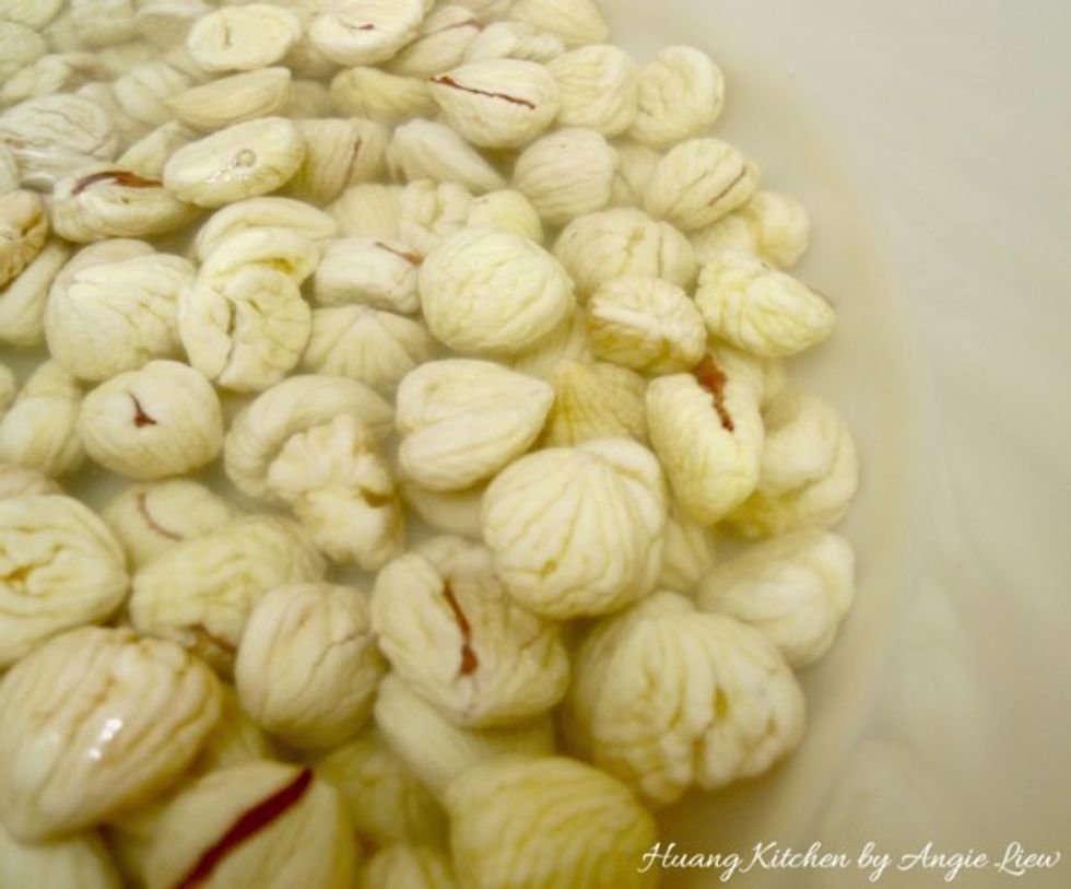 Wash chestnuts, soaked for 30 minutes and using a toothpick, remove dirt from the chestnuts. Also soaked overnight in the refrigerator.