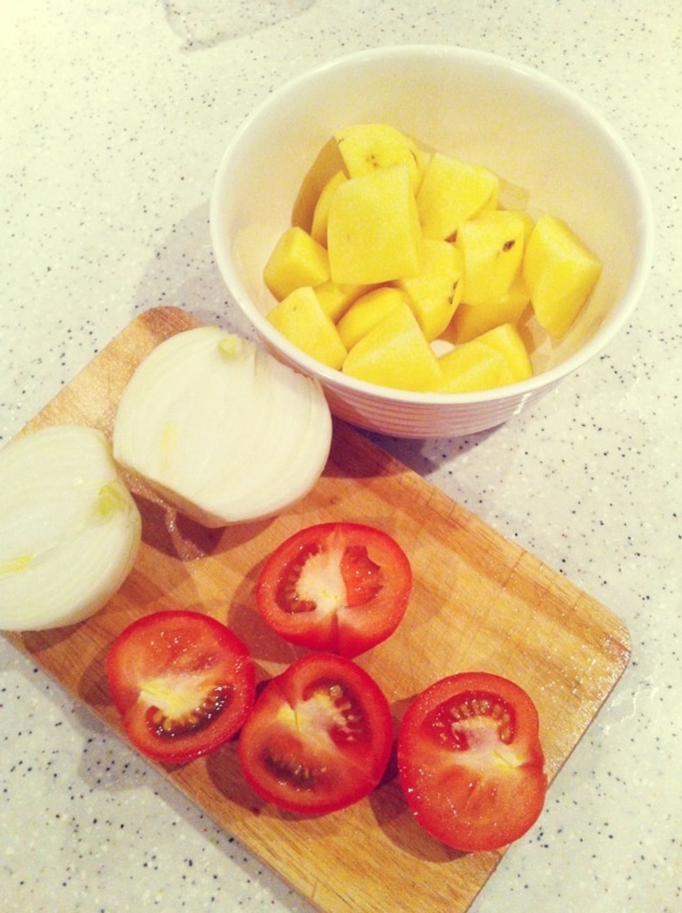 Wash & chop the tomatoes, potatoes & onion into pieces.