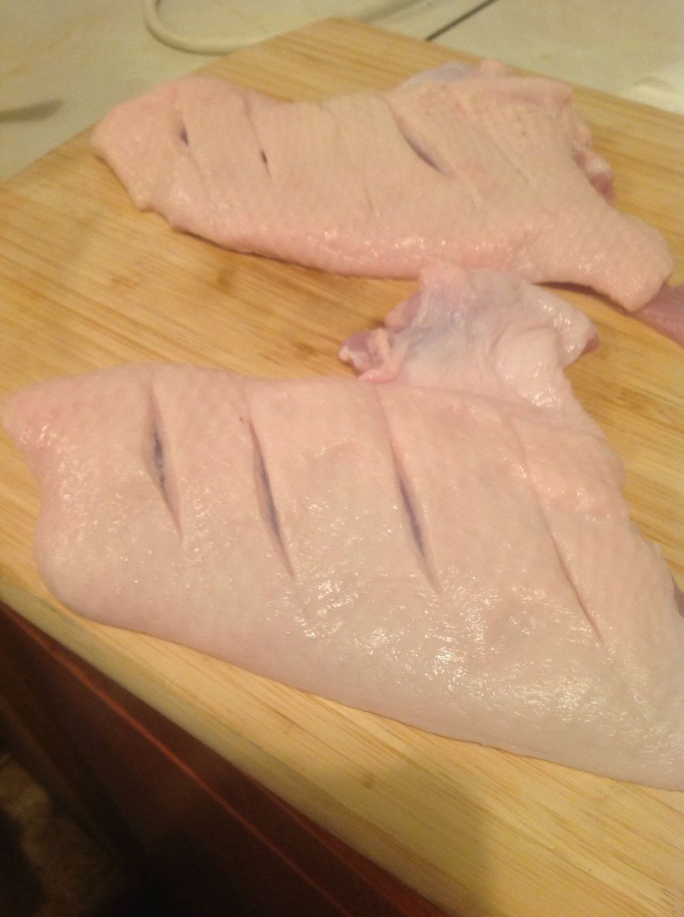 Wash ginger away, use absorbed tissues to wipe water out. cut on the duck skin like this. Marinate them with salt and pepper in 30mins