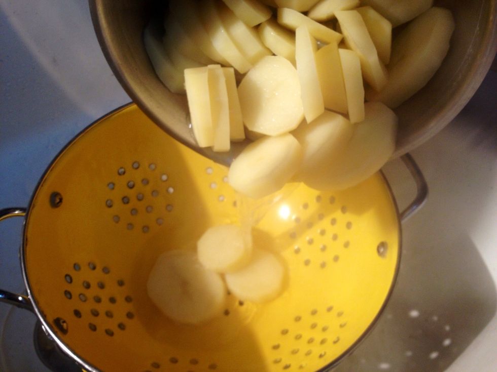 Wash, peel and cut the potatoes into slices. Boil water, put it to cook potatoes 20 minutes and drain.