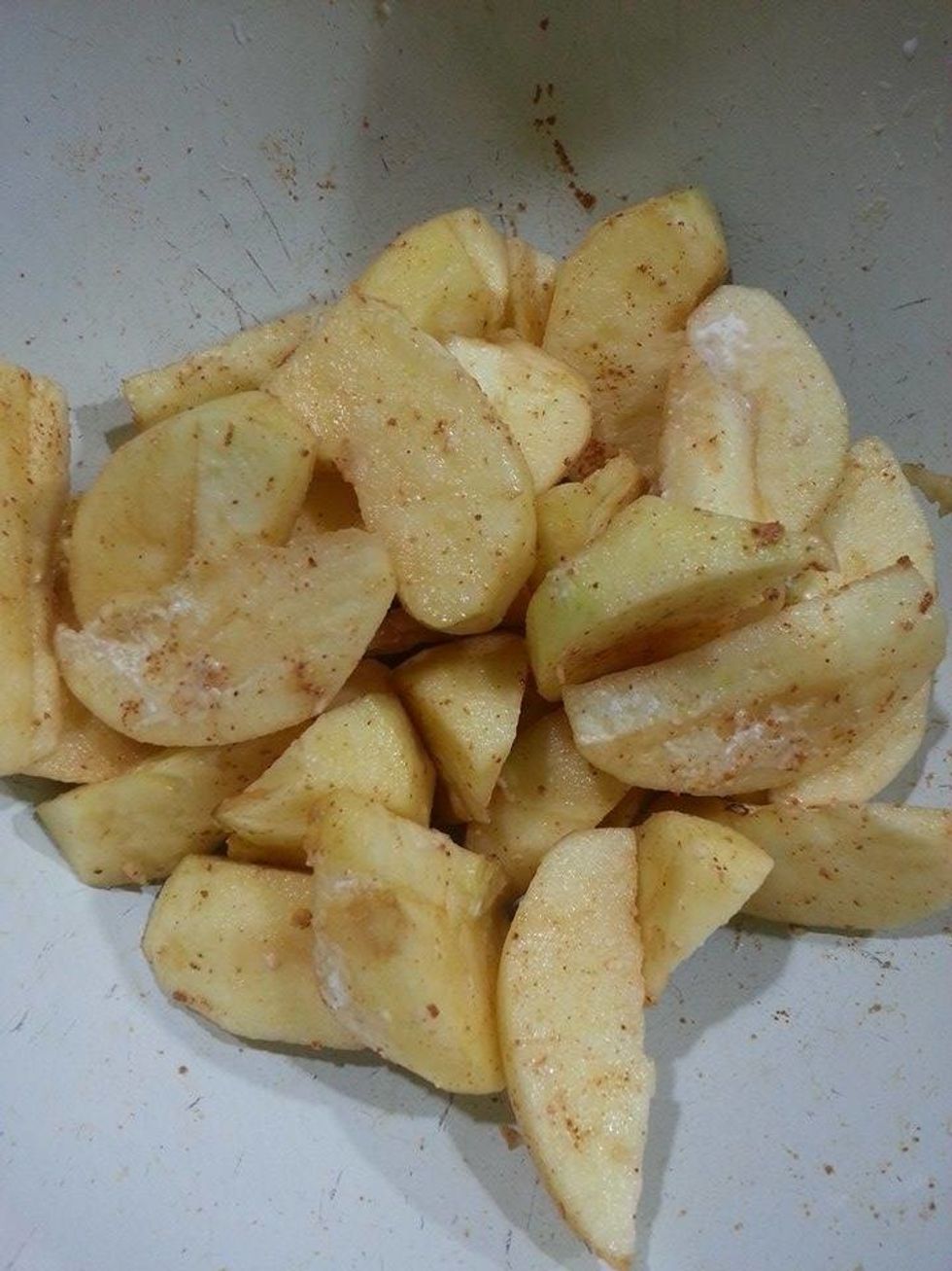 Wash, peel and slice apples. Then sprinkle 1 tablespoon of flour and 1/2 teaspoon of cinnamon over apples. Stir until well coated.