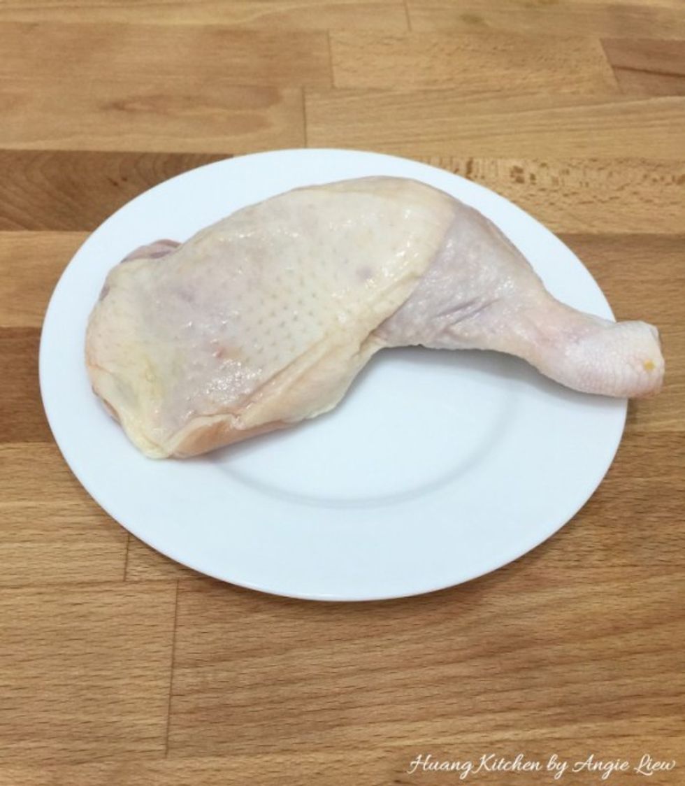 Wash, skinned the chicken whole leg and cut into big pieces.