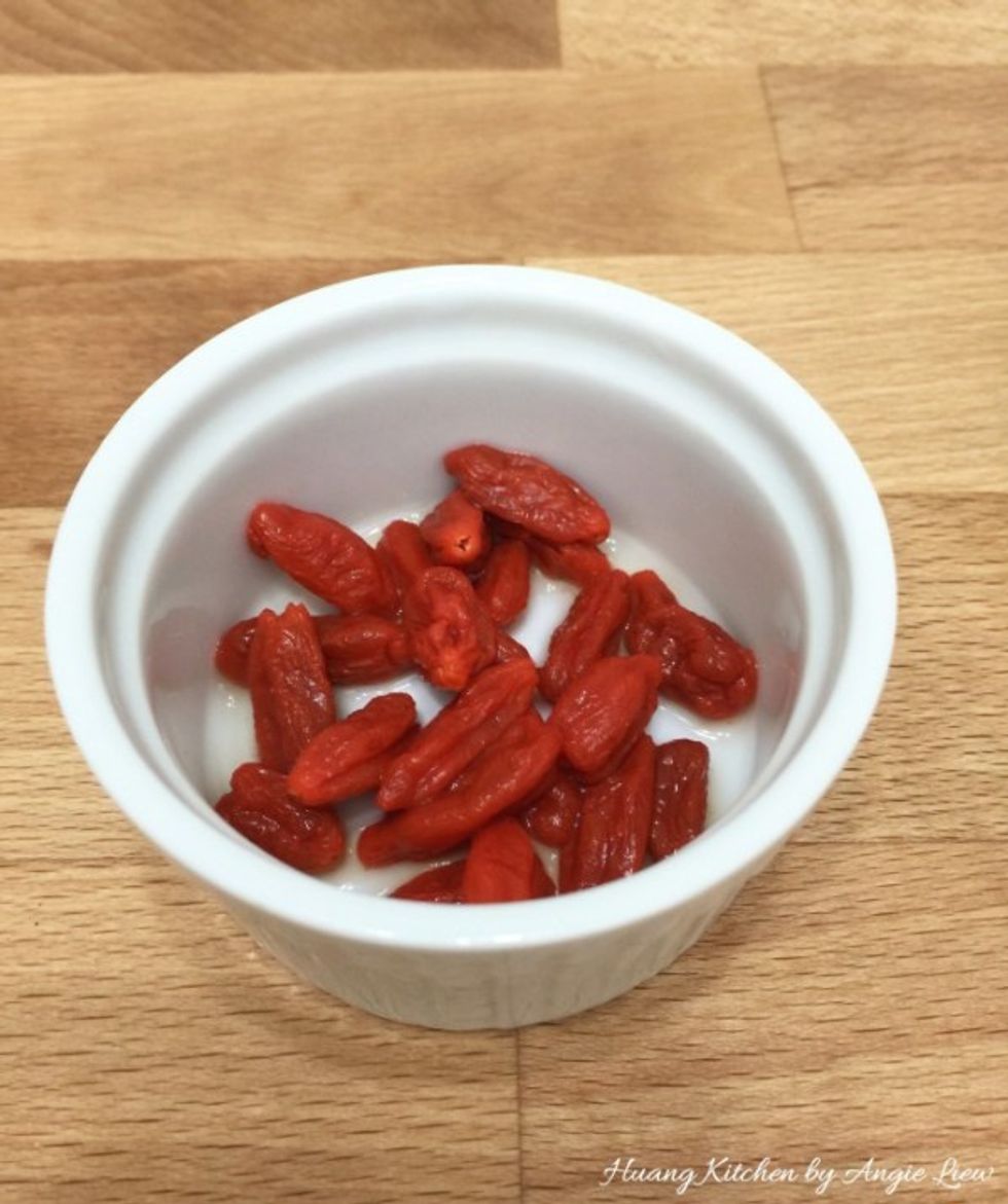 Wash, soak the dried wolfberries in cold water for 5 minutes and drained.