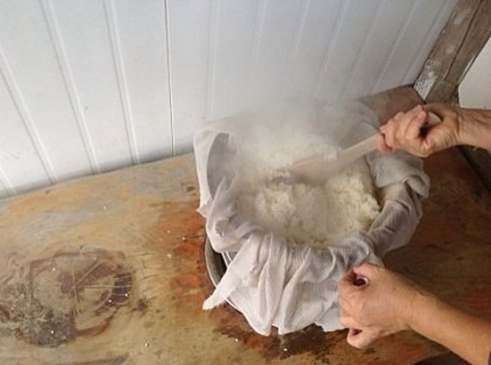 Wash sweet rice clearly and soak rice in water at least three hours. After than drain water through seive and leave it a hour. And then,Steam it!