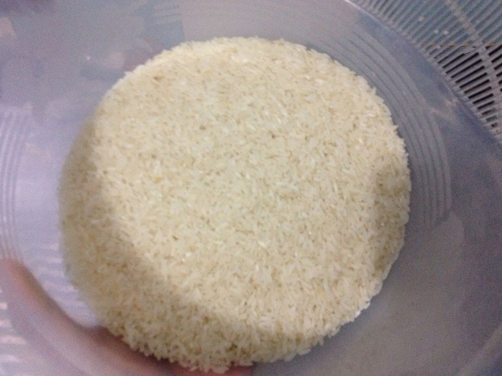 Wash the 600gr of jasmine rice for 2-3 times under running water. Some people like to combine the rice; 500gr jasmine rice and 100 gr glutinous rice. Drain the excess water. Set aside