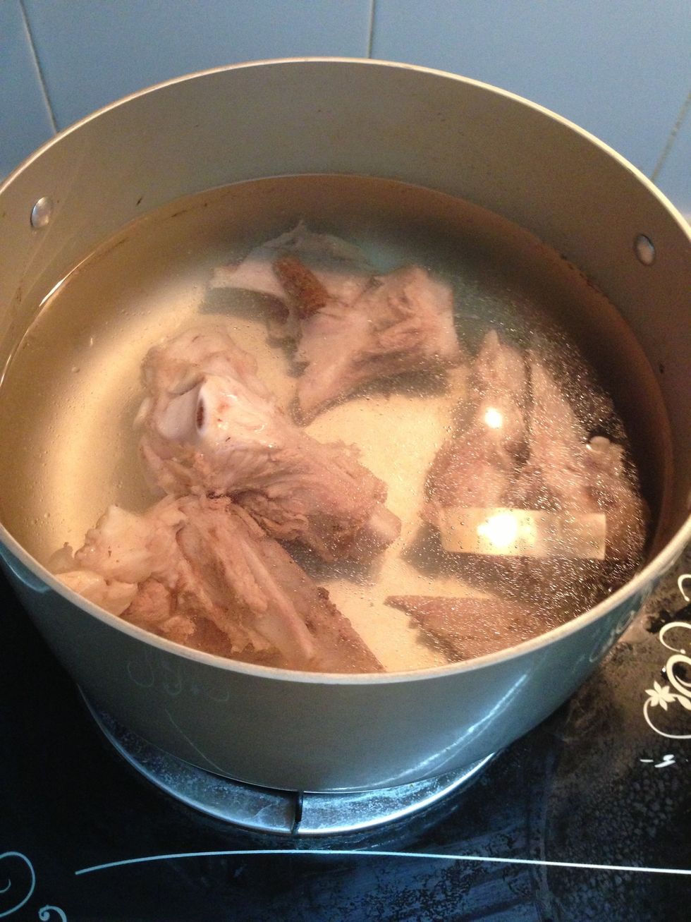 Wash the bones clean. Put on the boil to make the broth.