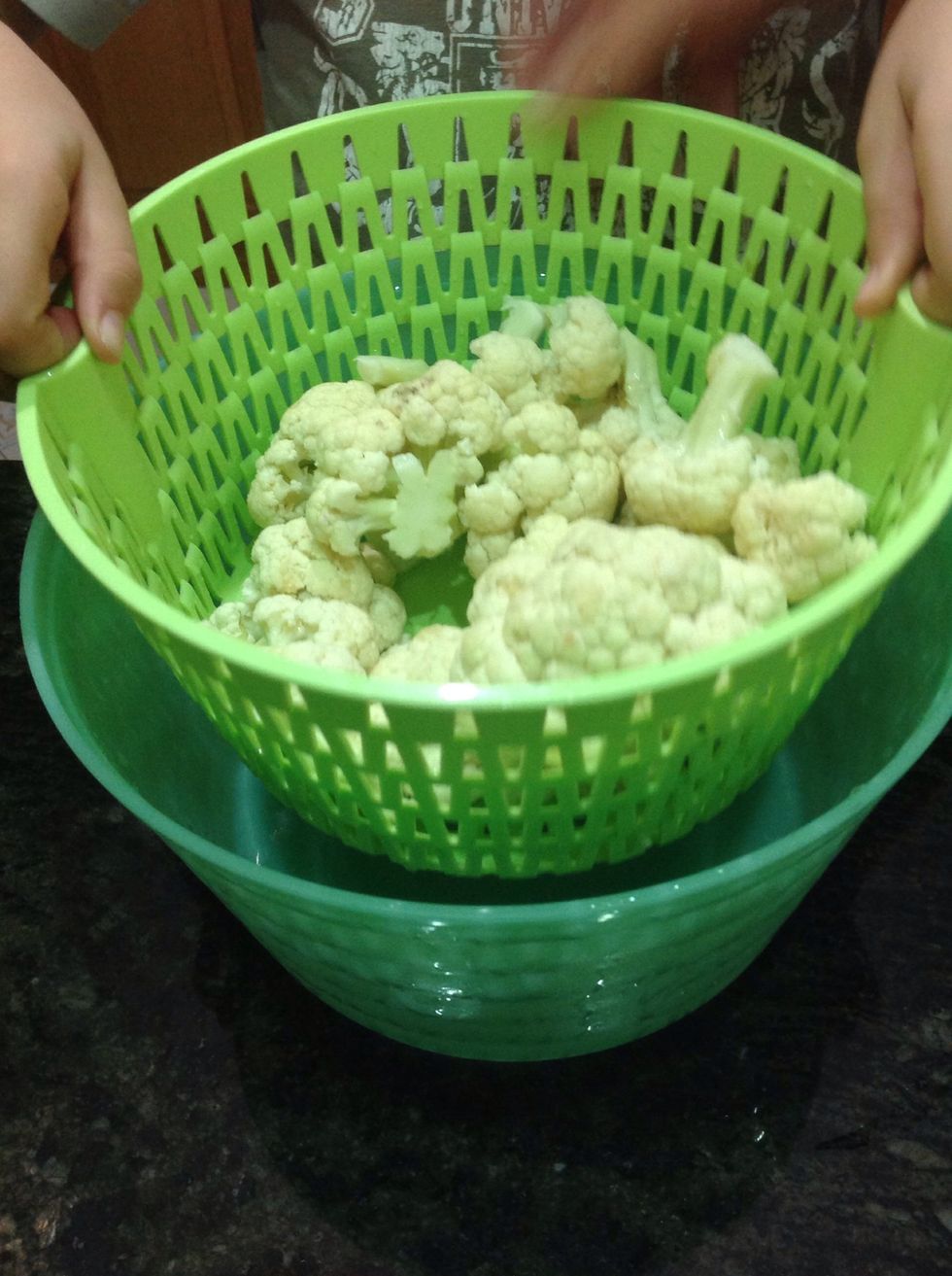 Wash the cauliflower florets and drain.