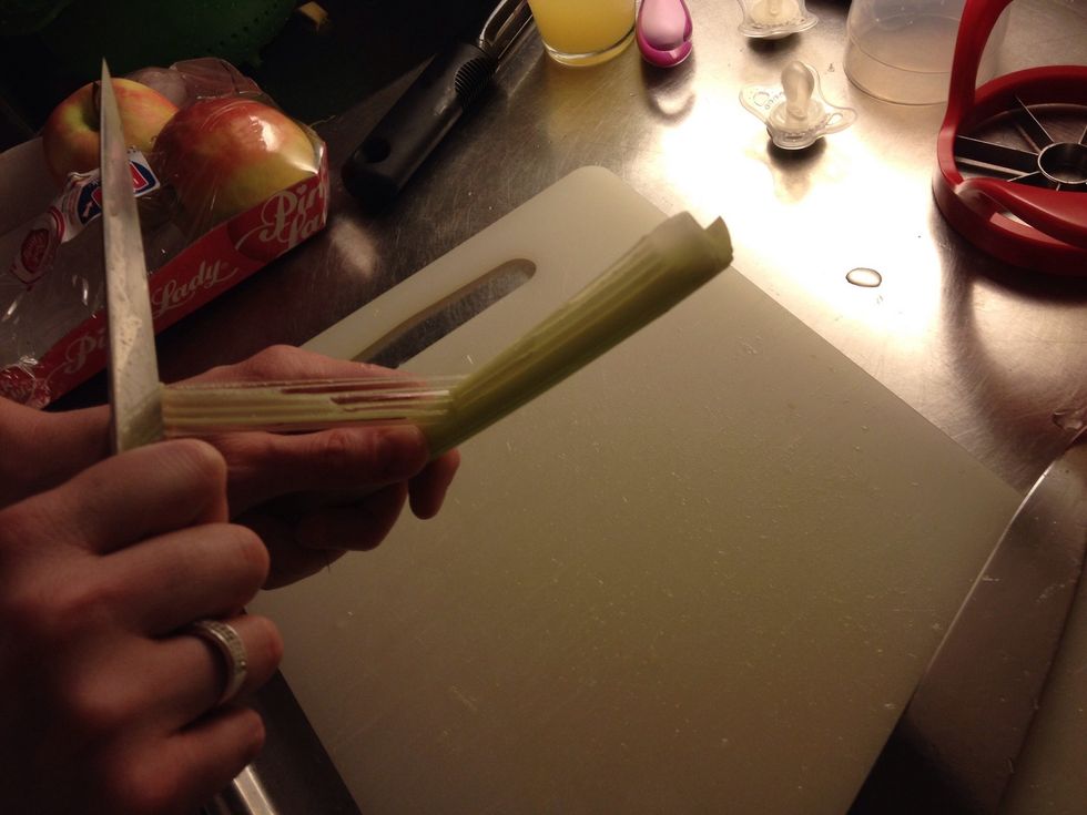 Wash the celery and take out the "threads" like this..