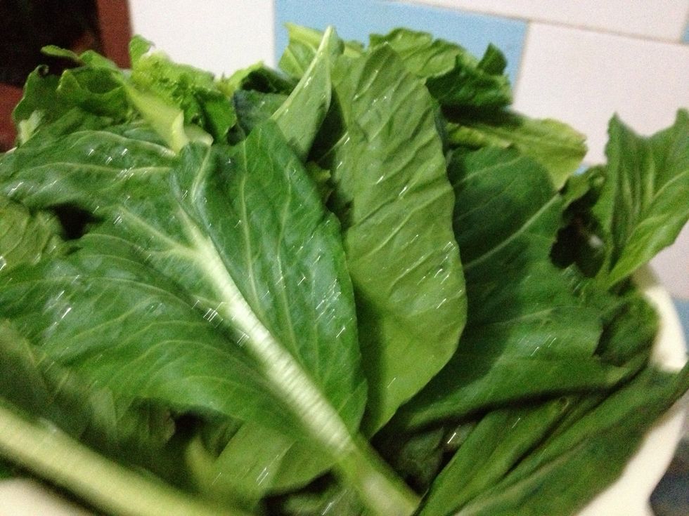 Wash the choysim and cut them nicely. Separate the leaves and the stems. Blanch the stems for about 1 minute then add in the leaves for few seconds. Sorry for the blurry pic btw :)