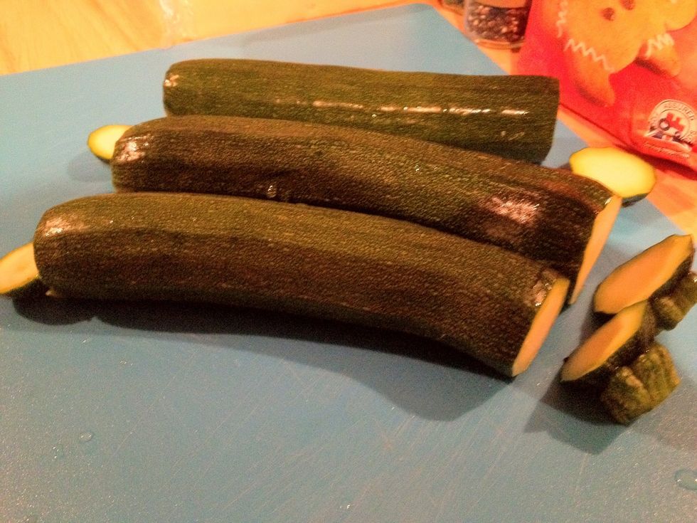 Wash the courgettes and cut the ends