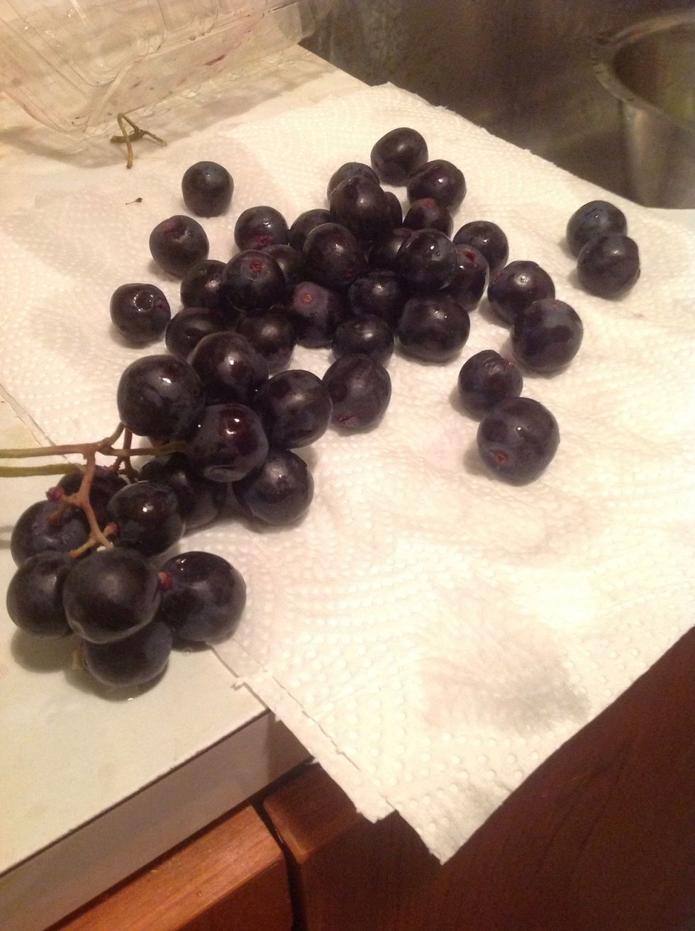 Wash the grapes and dry them with tissue