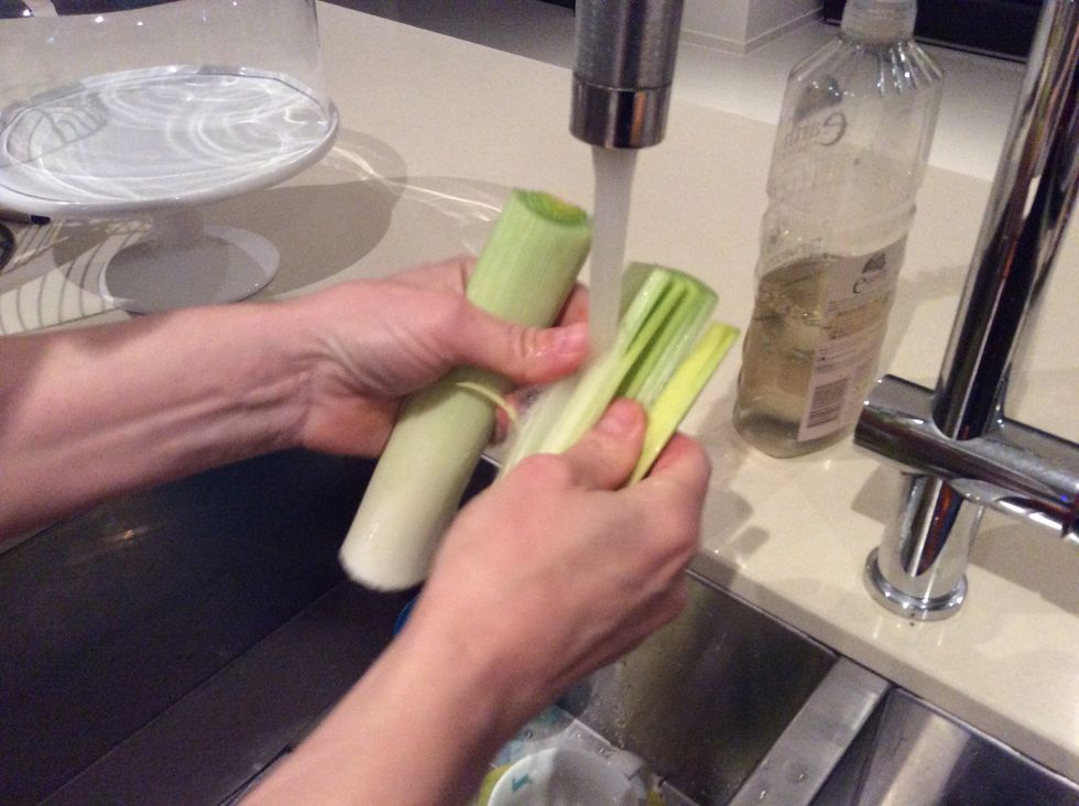 Wash the leek under the tap to get rid of dirt