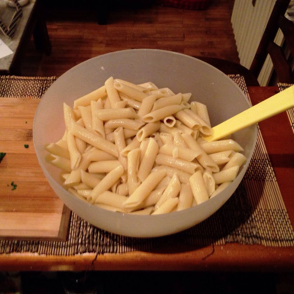 Wash the pasta with cold water and put it in a large bowl.