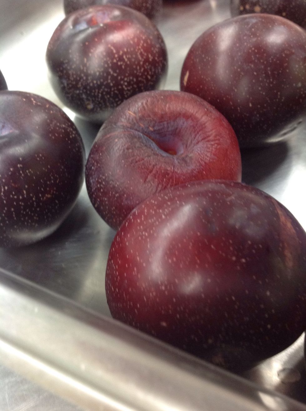Wash the plums thoroughly.