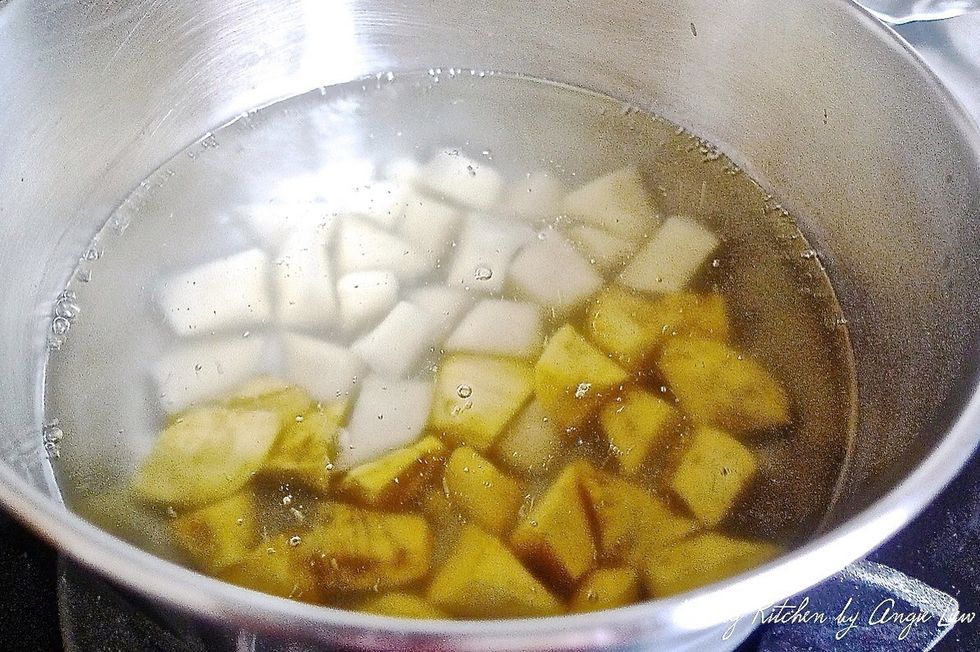 Wash the potatoes, cut inti 2 cm cubes and cook for about 5 minutes in a saucepan of boiling water or until tender. Drain well and allow to cool.