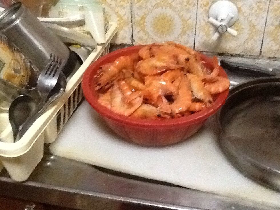 Wash the prawns with hot water