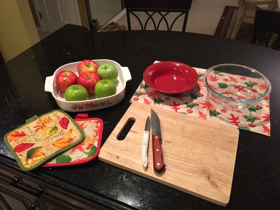 Wash your apples and prepare the area where you will peel and cut them.