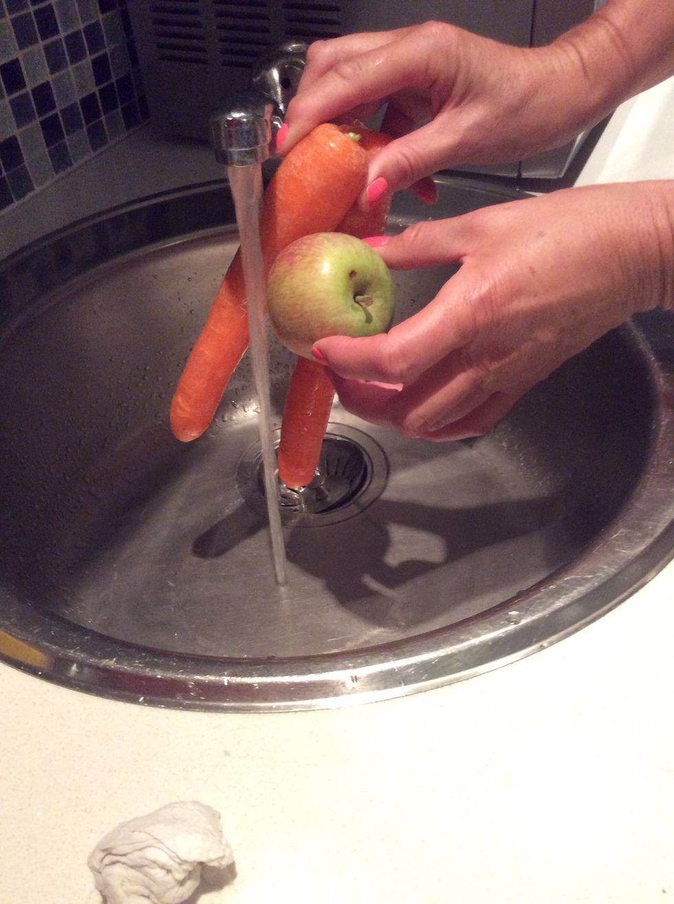 Wash your carrots and apples.