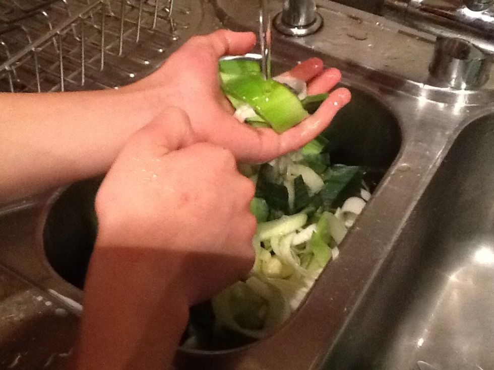 Washed the leek to get all dirt out