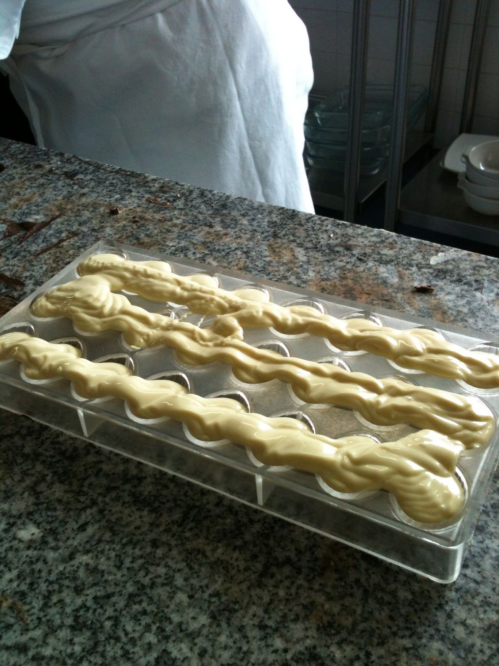 We Add more chocolate and we beat the mold to the remove air bubbles (refrigarate for 7 minutes)