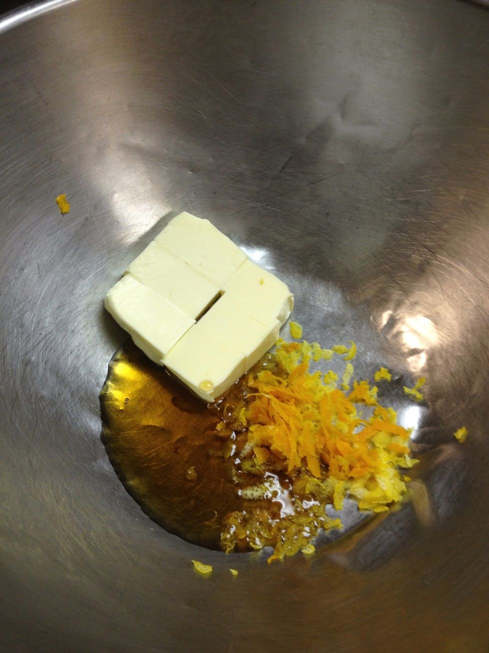 We add the zest and 4 tablespoon of butter (room temp) and 3 tablespoon of maple syrup and blend