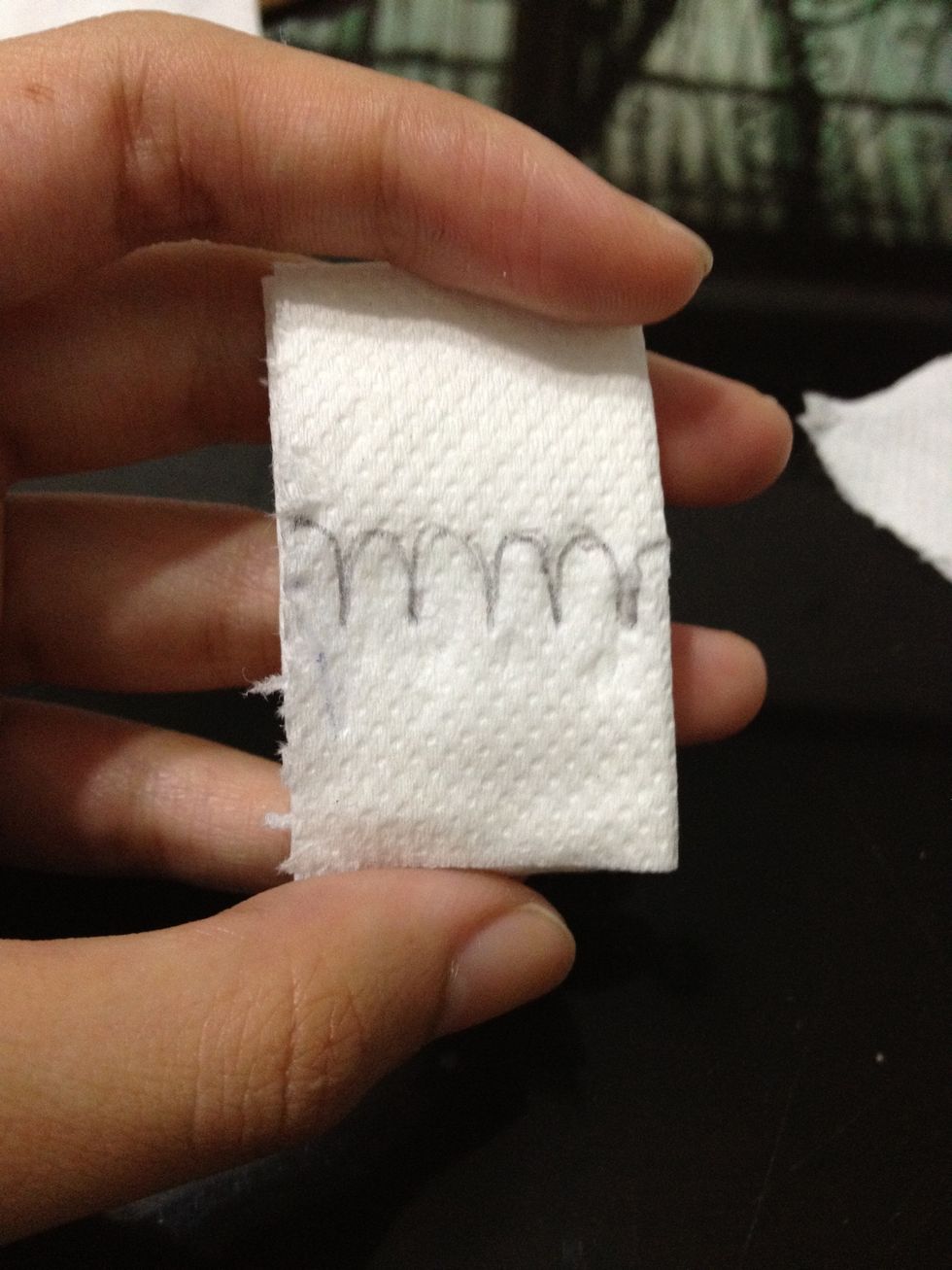 We are going to cut along this line, it is better if you don't draw on it so that the petals are fully white.