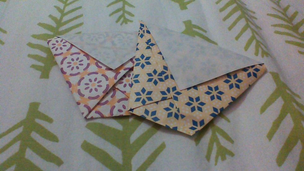 We are making today, a super duper simple origami cup. Trust me ANYONE can do this. Plus you can drink out of it!