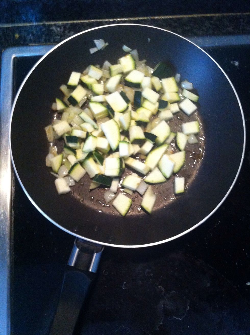 We attach the sliced zucchini