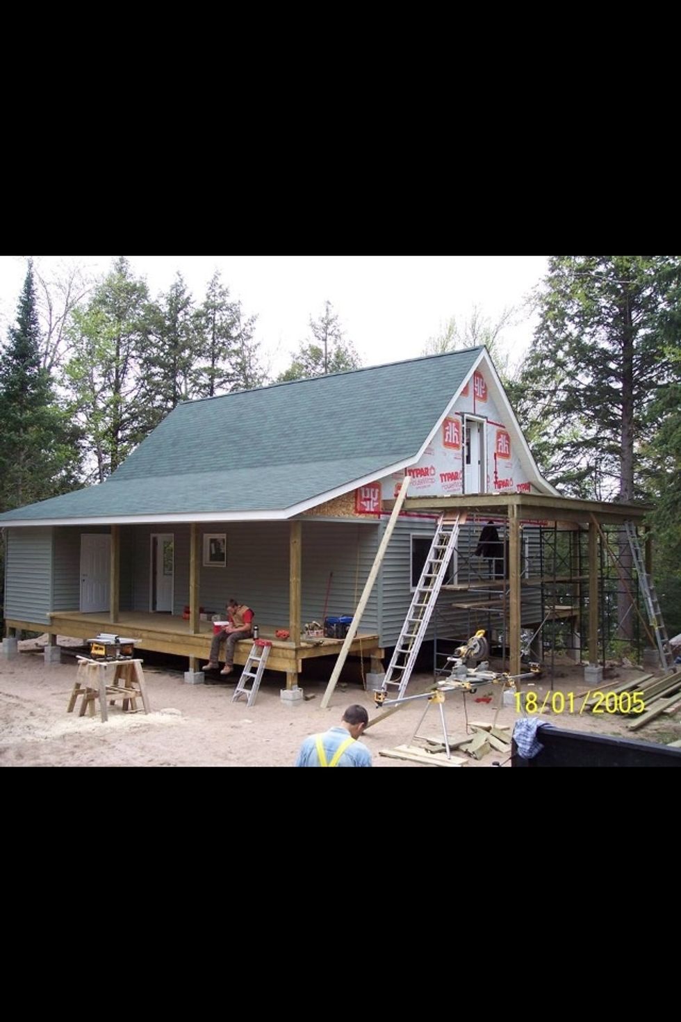 We continue the siding and start the deck on the 2nd floor.