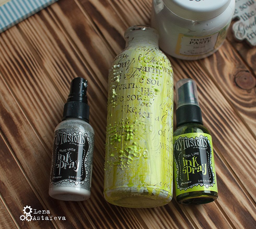 We cover it with Fresh Lime ink spray, then White Linen ink spray.