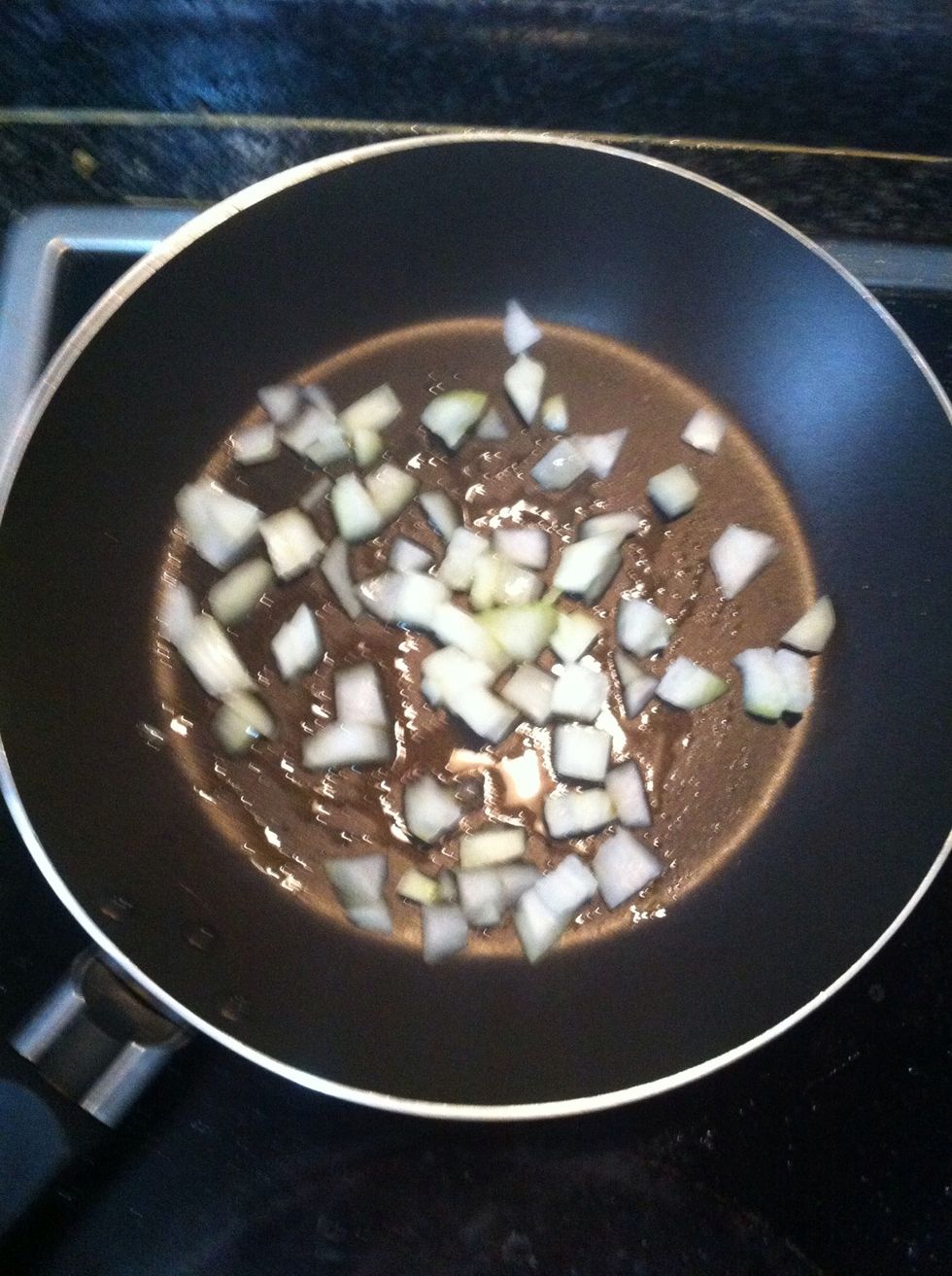 We cut the onion into cubes and we fry it in a pan with olive oil