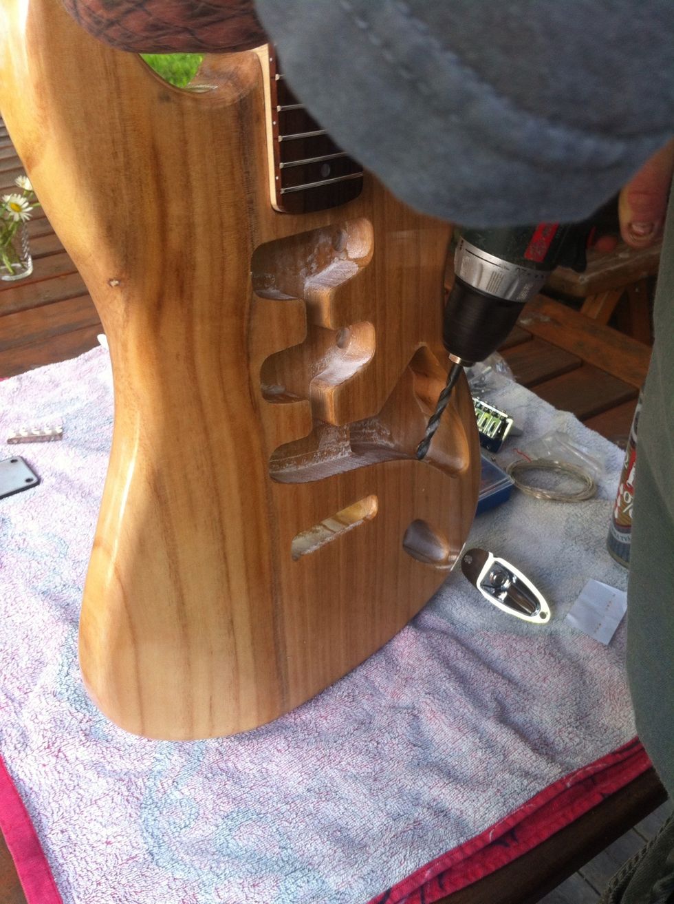 We drilled a hole trough there so the cables can come through