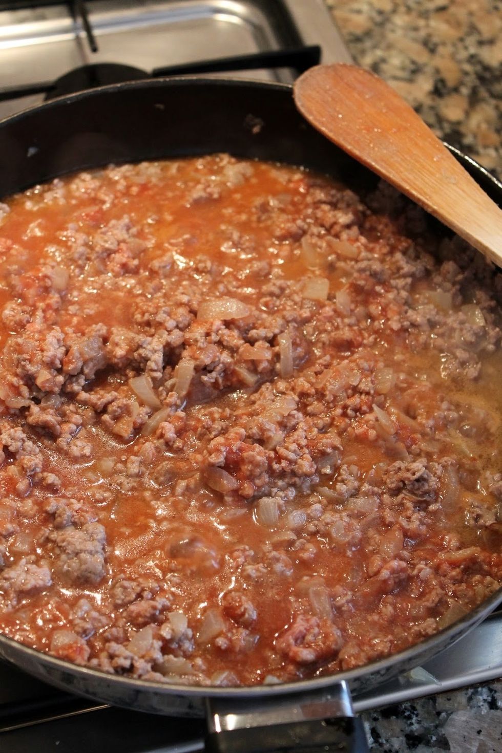 We give two laps and add the crushed tomatoes and mix well.