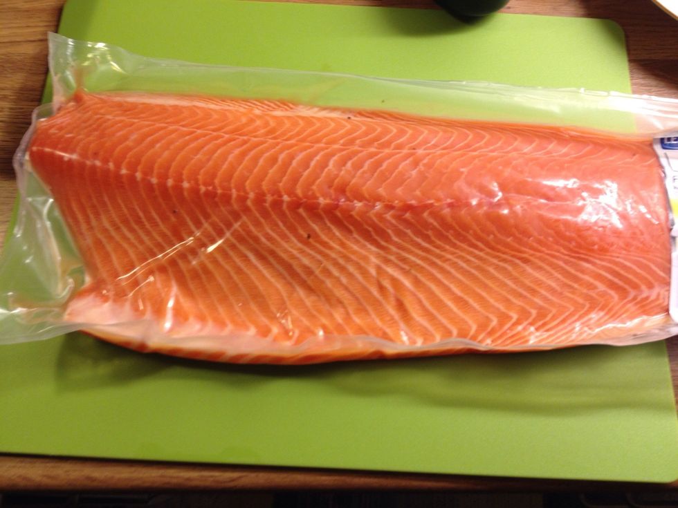 We had a whole salmon that we cut into fillets but you can also keep it as it is (but then you must add more ingredients for the topping).