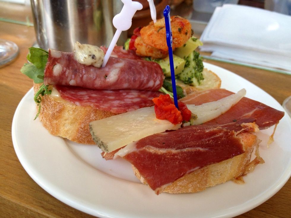 We had some lovely tapas, not typical Danish though. Serrano ham/manchego cheese, salami/truffle cream and the 3rd with artichokes/shrimps, such a delight! Will try to re-create these at home.