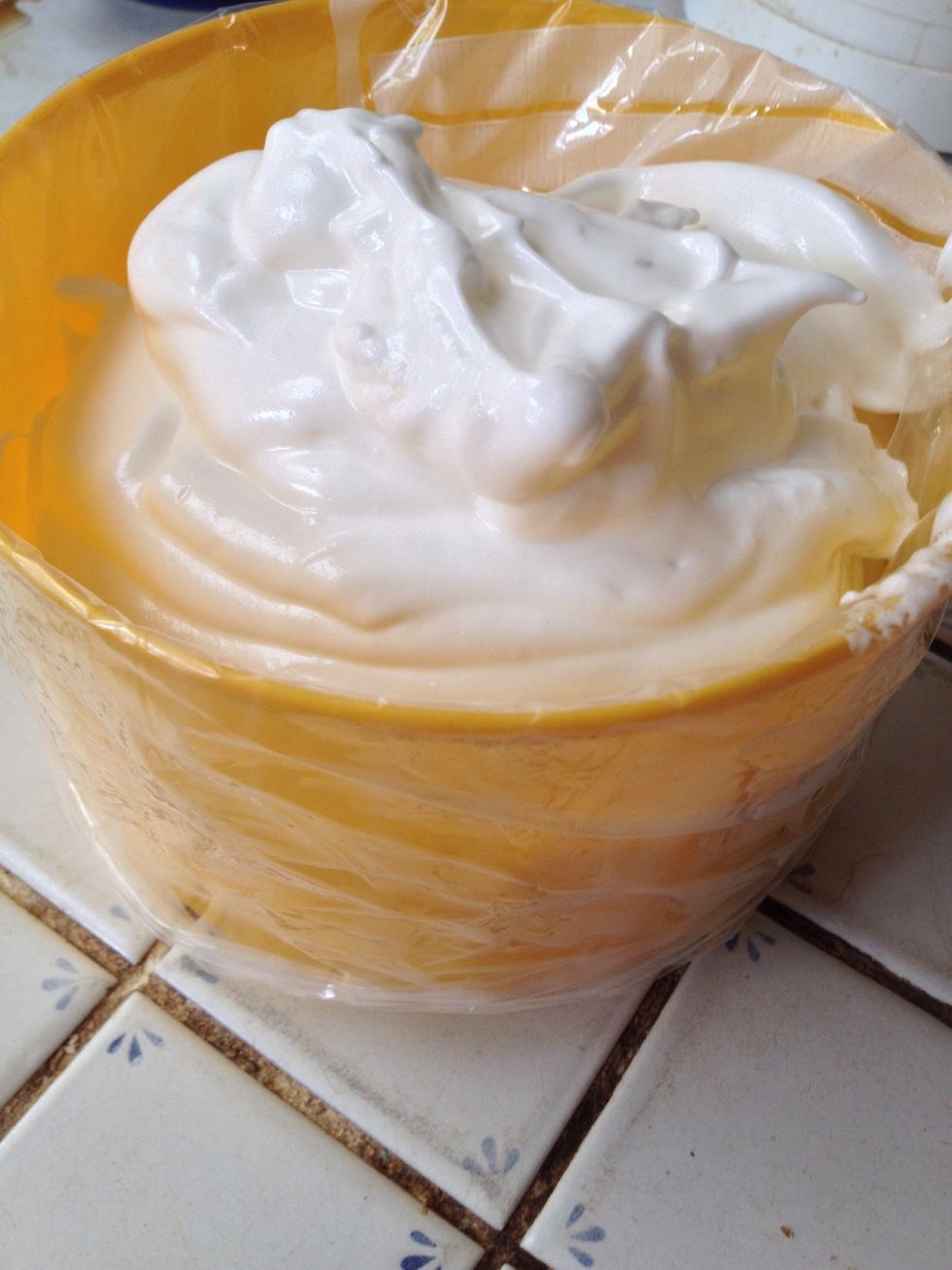 We make ourselves our pastry bag: place a freezer bag in a container (as pictured) and fill all of the eggs whites.