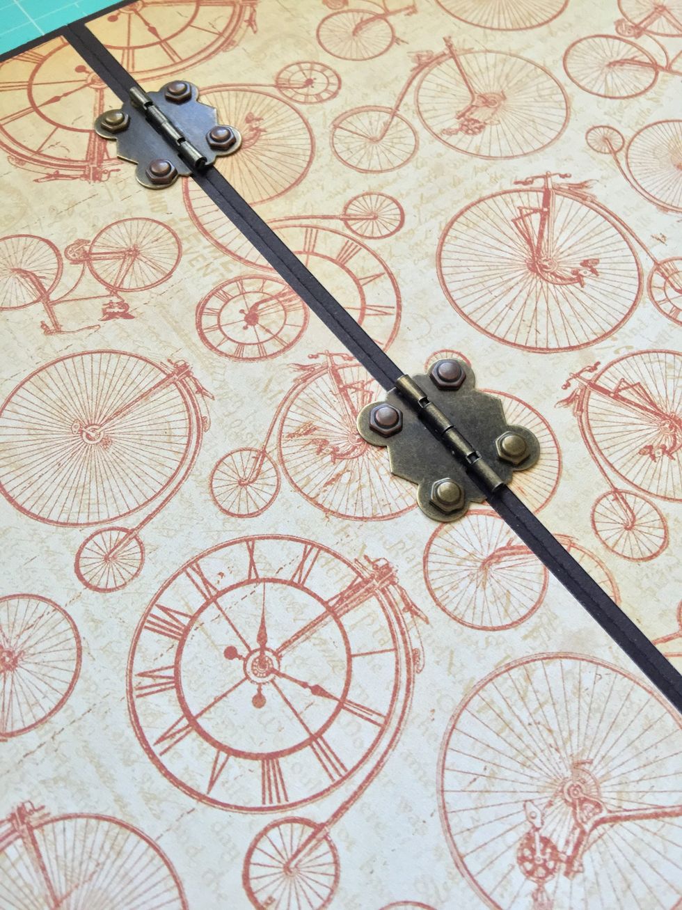 We make the holes in the marks and put the brads that join the hinges.