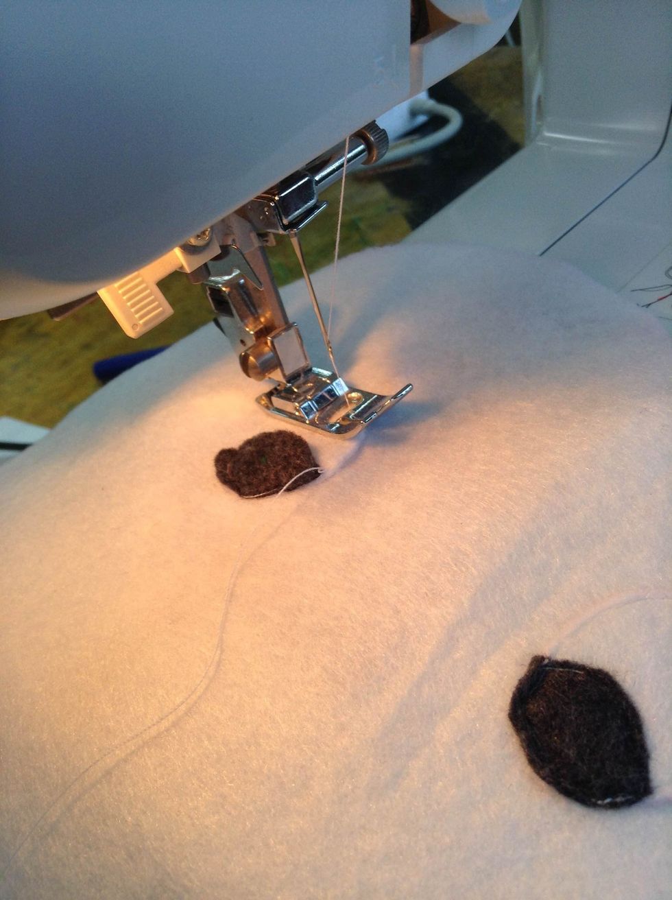 We make this step before attaching the two parts of the body together so all of the stitches are even (made in a sewing machine). At the end the finishes of your monster will be perfect.