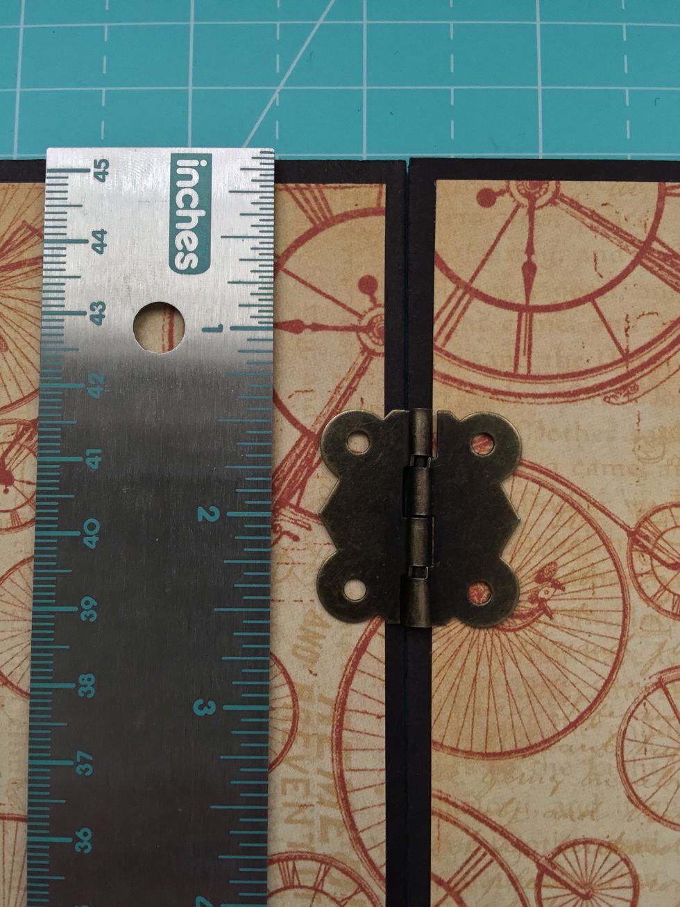 We mark the points where we will put the brads. First hinge.