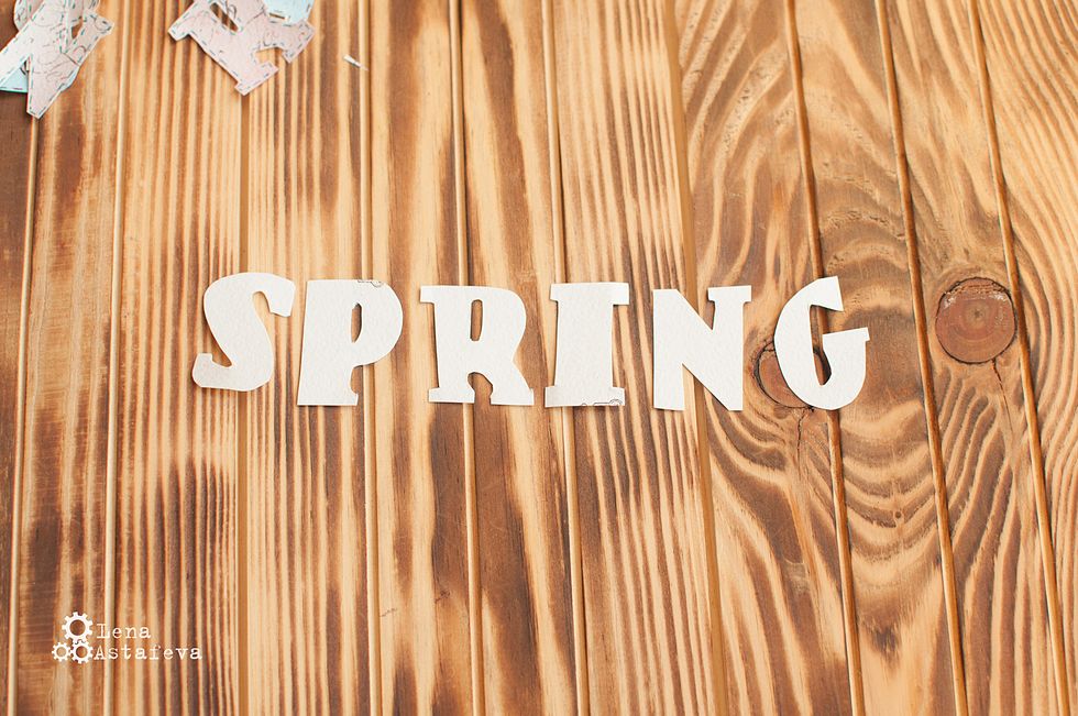 We print on the printer the letters SPRING , cut them and put them on the watercolor paper.