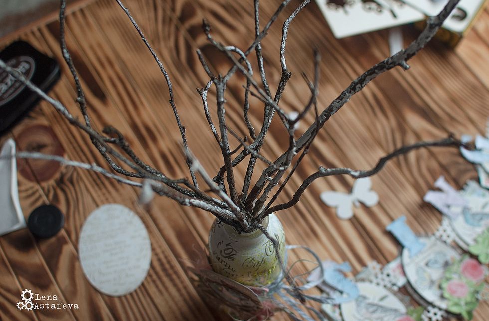 We put in the bottle the branches of the free, and lightly paint them with white acryl paint.