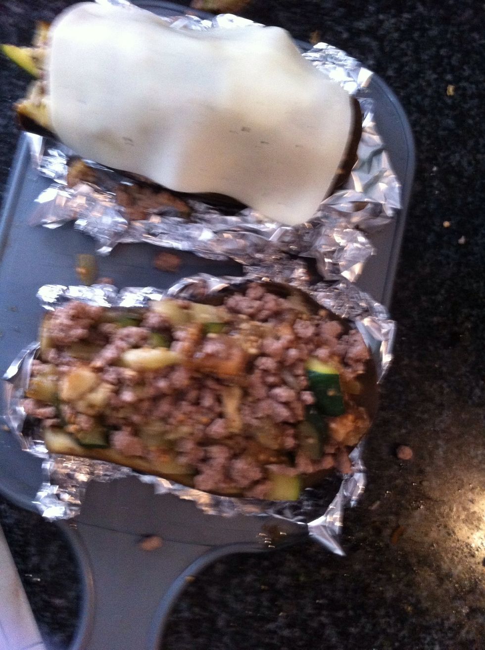 We put the mix inside de empty eggplant, then we attach the form with foil