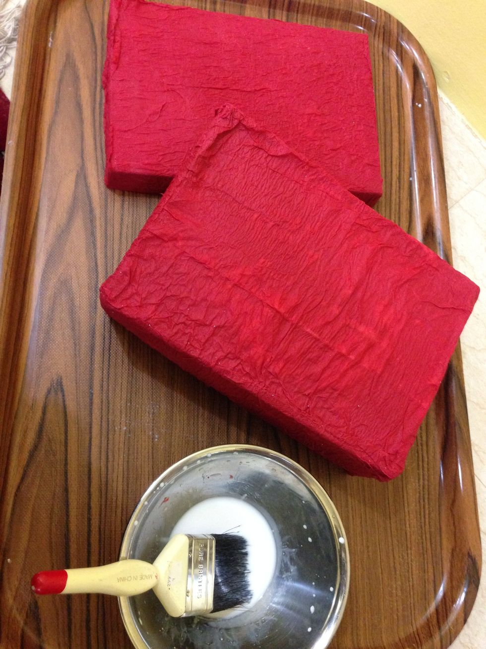 We put the red tissue on every side on the box , then we wait 2 hour To dry