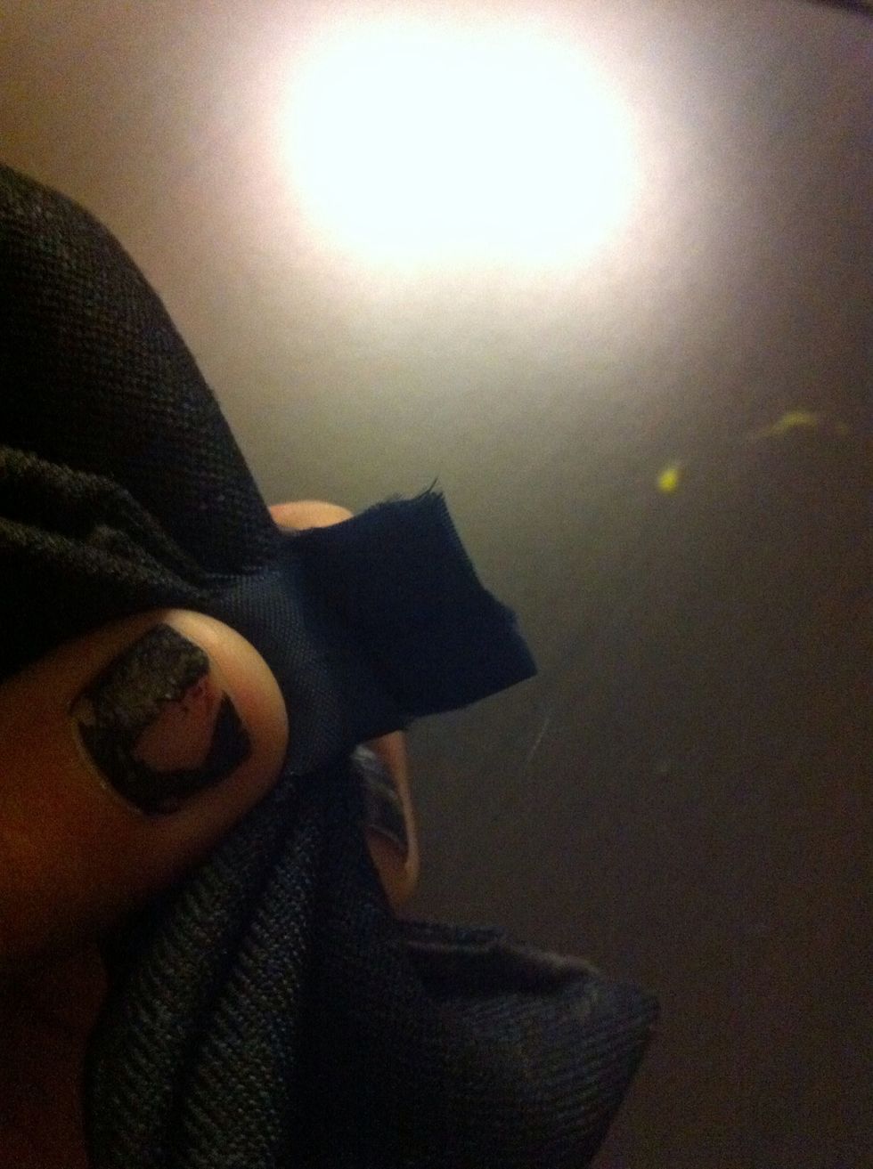 We're now going to glue the skinny piece of fabric *please excuse my ugly manicure hahahaha*