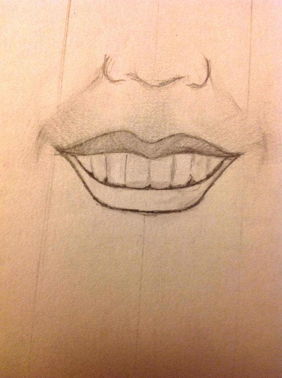 We really need a pencil very sharp for this step. We have to make the shadow of the teeth, that hides in the lip that is below.
