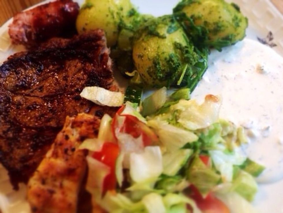 We served the potatoes to grilled meat, grilled halloumi cheese, a wonderful feta sauce and a salad.