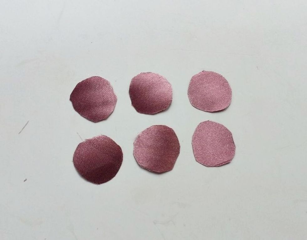 We\u2019ll need 6 round pieces for the middle part, the basic petals. These 6 pieces should be of the same size.